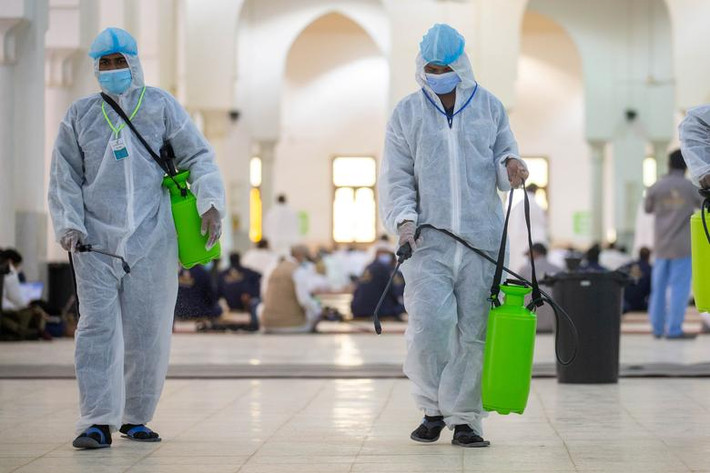 Ngoài ra, nhân viên y tế khử trùng hành lý của người hành hương và một số người được đeo vòng điện tử để các nhà chức trách có thể giám sát hành trình của họ.
