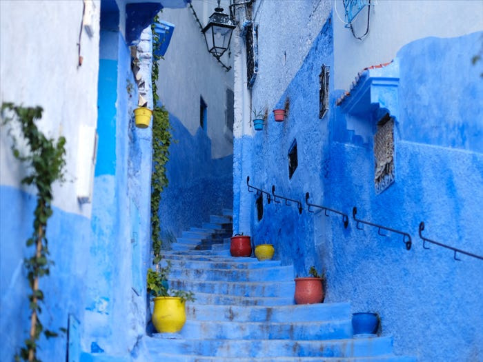 Old Town ở Chefchaouen, Ma-rốc, nổi tiếng với những ngôi nhà được sơn màu xanh và là địa điểm thu hút khách du lịch khắp thế giới.
