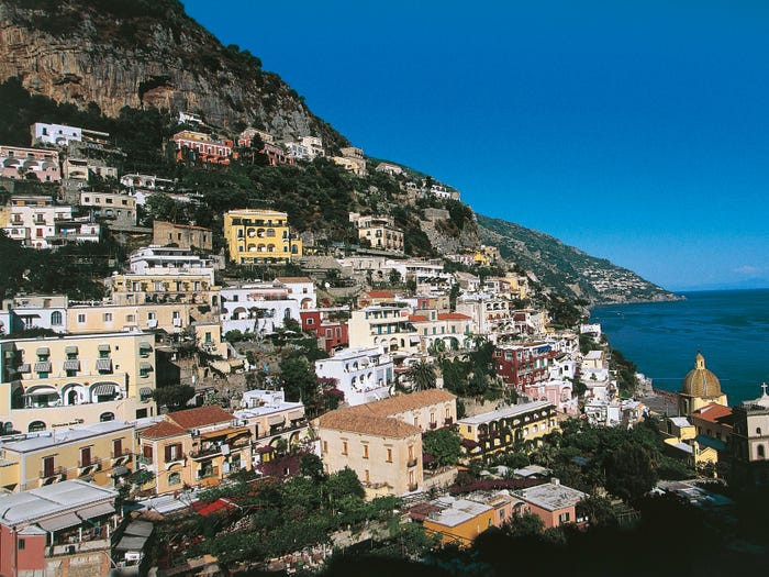 Khoảng 4.000 cư dân đang sinh sống ở thị trấn xinh đẹp Positano, Italy. Thị trấn này là địa điểm du lịch nổi tiếng với "view" nhìn ra biển.