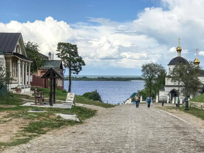 Tại Nga, Sviyazhsk là thị trấn nhỏ với hàng chục khu di tích lịch sử. Dân số của Sviyazhsk chỉ khoảng 200 người.