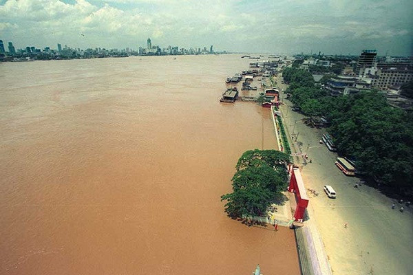 Tình trạng mưa lũ nghiêm trọng những ngày qua khiến nhiều người nhớ lại trận đại hồng thủy ở Trung Quốc năm 1998 vốn cướp đi sinh mạng của hàng nghìn người và làm ảnh hưởng đến hàng trăm triệu người. Ảnh: TQ Nhật báo.