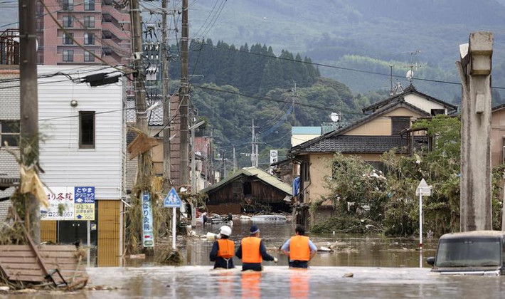 Cảnh sát và lực lượng cứu hộ có mặt tại một khu dân cư ngập lụt ở Hitoyoshi, Kumamoto, ngày 4/7.