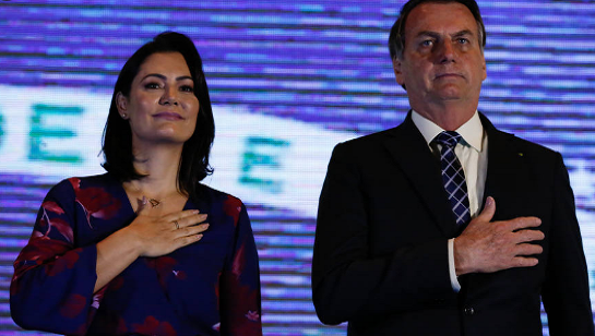 Trong chiến dịch tranh cử tổng thống của ông Bolsonaro, bà Michelle không xuất hiện nhiều trước truyền thông, nhưng luôn theo dõi và ủng hộ chồng phía sau. Ảnh: BP.