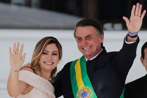 Ngày 1/1/2019, ông Jair Bolsonaro chính thức tuyên thệ nhậm chức Tổng thống Brazil trong buổi lễ được tổ chức tại Dinh Tổng thống Planalto ở thủ đô Brasilia, và bà Michelle trở thành Đệ nhất phu nhân Brazil. Ảnh: Reuters. Mời độc giả xem thêm video: WHO chính thức đặt tên cho virus corona mới là SARS-CoV-2 (Nguồn video: VTC1)