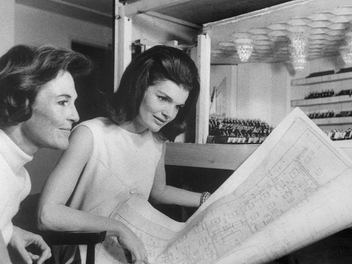 Tấm hình này chụp Đệ nhất phu nhân Mỹ Jackie Kennedy đang xem xét bản thiết kế Trung tâm biểu diễn nghệ thuật John F. Kennedy được xây dựng gần Nhà Trắng ở thủ đô Washington.
