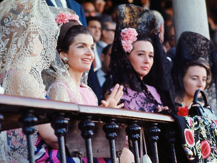 Theo Thư viện JFK, bà Kennedy biết nói cả tiếng Pháp, Tây Ban Nha và Italy nên rất được mọi người ngưỡng mộ khi đi du lịch nước ngoài. Ảnh chụp cựu Đệ nhất phu nhân Mỹ Jackie Kennedy tại Seville, Tây Ban Nha.