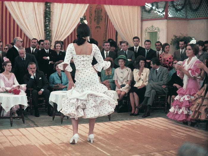 Bà Kennedy theo dõi một buổi hòa nhạc Flamenco ở Tây Ban Nha.