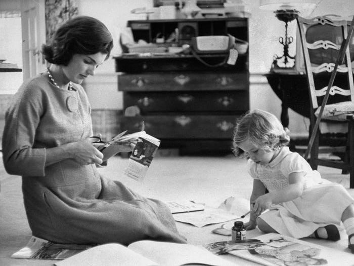 Bà Kennedy ngồi cắt những mẩu giấy báo cạnh con gái Caroline.