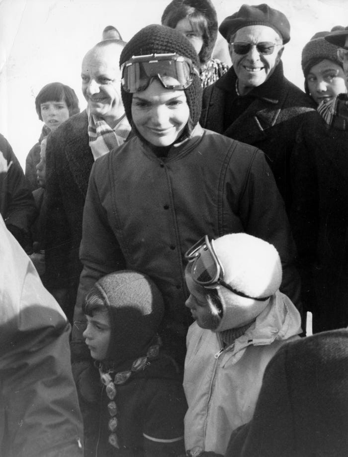 Bà đưa các con đi trượt tuyết ở Gstaad, Thụy Sĩ, năm 1966.