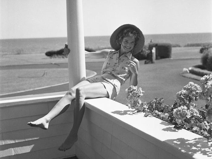 Ảnh chụp bà Jackie Kennedy "tạo dáng" ở Hyannis Port, bang Massachusetts, năm 1953.