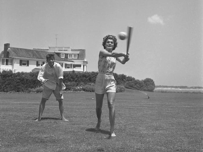 Nhiều bức ảnh hiếm về cựu Đệ nhất phu nhân Mỹ Jackie Kennedy mới được trang Insider đăng tải, chẳng hạn như bức hình này chụp bà Jackie chơi bóng chày cùng hôn phu, ông John F. Kennedy (khi đó là nghị sĩ), trong kỳ nghỉ ở Massachusetts. Hai người kết hôn vào vào năm 1953. (Nguồn ảnh: Insider)