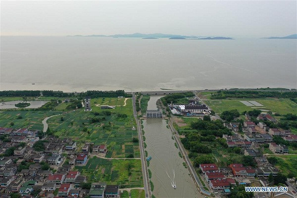 Trước đó, một số nhóm công tác đã được điều động đến 2 tỉnh Hồ Bắc và An Huy. Ngày 7/7, lũ lụt nghiêm trọng khiến một địa phương của tỉnh An Huy phải hủy ngày thi đầu tiên của kỳ thi đại học. Địa phương này có hơn 2.700 thí sinh nhưng đến 10h cùng ngày chỉ có khoảng 500 em có mặt tại các điểm thi, theo China Daily. Ảnh: Tân Hoa xã.