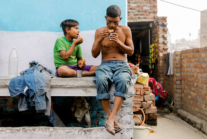 Mansoor Khan ngồi ăn sáng cùng con trai, Latif, 11 tuổi, tại nhà gần bãi rác ở thủ đô New Delhi. Mời độc giả xem thêm video: WHO chính thức đặt tên cho virus corona mới là SARS-CoV-2 (Nguồn video: VTC1)