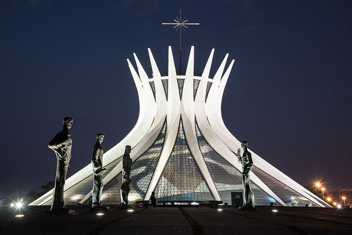 Oscar Niemeyer, kiến trúc sư trưởng của các tòa nhà công ở thủ đô Brasilia, đã thiết kế hơn 500 công trình kiến trúc và hầu hết các công trình này ở Brazil. Thánh đường Brasília, công trình nổi tiếng của thủ đô Brazil, cũng là một "tác phẩm" của Oscar Niemeyer. Ảnh: Wikipedia.
