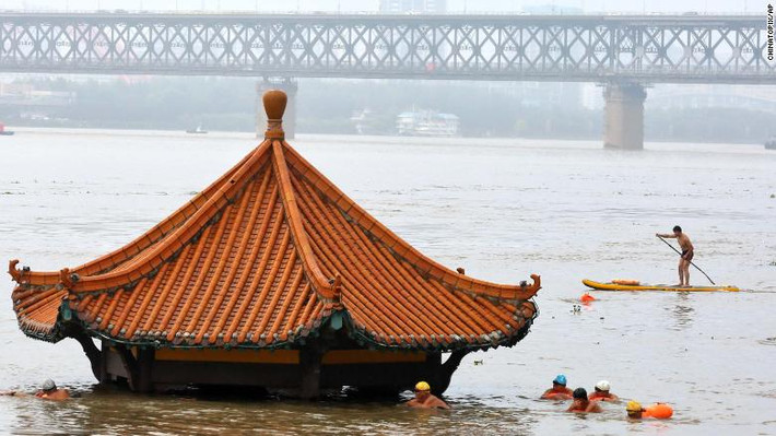 Thành phố Vũ Hán, từng là tâm dịch COVID-19 ở Hồ Bắc, cũng đang hứng chịu trận mưa lũ lịch sử và nằm trong số các khu vực được theo dõi chặt chẽ khi mực nước sông dâng cao. Ảnh: CNN.