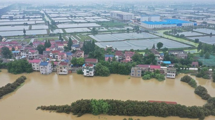 Lũ lụt cũng phá hủy 29.000 ngôi nhà, gây thiệt hại đến nay ước tính lên tới 12,3 tỷ USD. Ảnh: Youtube.