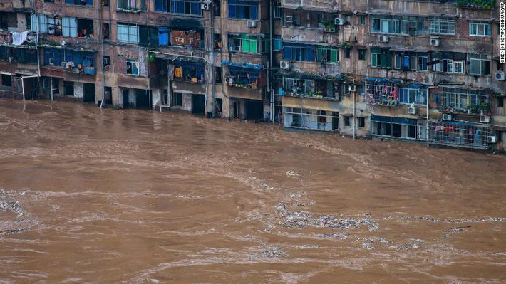 Giới chức Trung Quốc đã đưa ra kế hoạch nhằm vực dậy nền kinh tế vốn bị ảnh hưởng nặng nề bởi đại dịch COVID-19. Tuy nhiên, trận mưa lũ tồi tệ nhất trong 30 năm qua có khả năng sẽ làm phức tạp thêm những nỗ lực phục hồi nền kinh tế của nước này. Ảnh: CNN.
