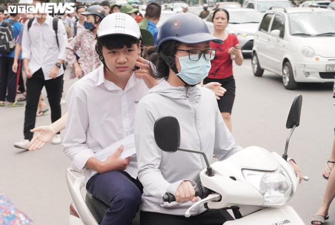 Kết thúc môn thi đầu tiên, phụ huynh nhanh chóng đón con về nhà nghỉ ngơi để chuẩn bị cho môn thi thứ 2 vào buổi chiều.