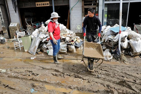 Đường phố ngập bùn đất sau khi mưa lũ đi qua.