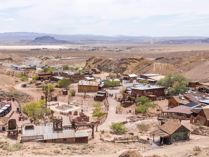 Thị trấn Calico, California (Mỹ) bị bỏ hoang vào những năm 1980, nhưng sau này được mua lại và "trùng tu". Ngày nay, Calico trở thành một địa điểm thu hút khách du lịch.