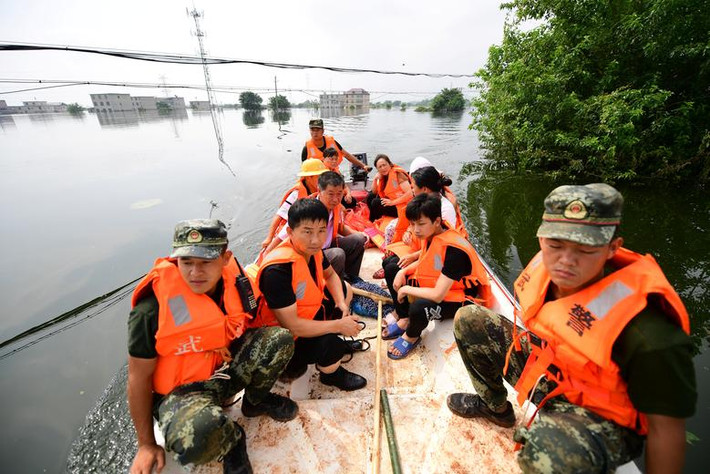 Hãng thông tấn Reuters mới đây đăng tải loạt ảnh cho thấy nhiều khu dân cư, làng mạc ở Trung Quốc ngập lụt nghiêm trọng sau những trận mưa lớn kéo dài.
