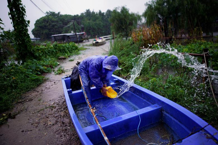 Mưa lũ đã làm ảnh hưởng đến cuộc sống của người dân địa phương.