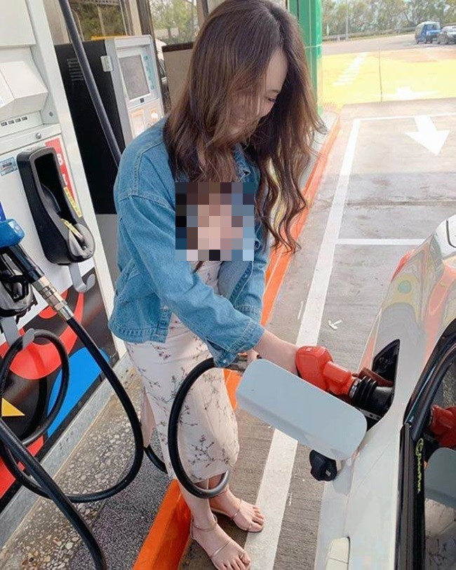 Hot girl Đài Loan tên Xie Sangmo cũng từng trở thành tâm điểm chú ý khi diện gợi cảm đi đổ xăng.