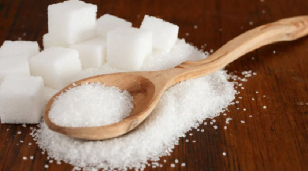 Đường trắng sẽ được chuyển đổi thành glucose sau khi đi vào cơ thể. Gan sẽ chuyển hóa glucose, một phần được chuyển đổi thành năng lượng để cơ thể hoạt động, phần khác được chuyển thành chất béo. Ăn nhiều đường trong thời gian dài, hàm lượng chất béo trong cơ thể tăng lên, dẫn tới tăng cân, béo phì, tăng nguy cơ gan nhiễm mỡ. Vì vậy, bạn nên giảm bớt lượng đường tiêu thụ trong các bữa ăn để bảo vệ sức khỏe.