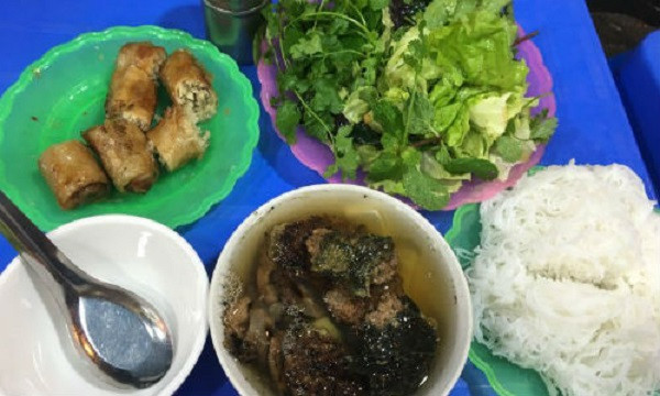 CNN Travel phân tích, bún chả trở nên rất hấp dẫn trong mùa hè nóng nực bởi sự kết hợp hoàn hảo của hai thứ đồ ăn rất được yêu thích trên thế giới vào mùa hè là thịt nướng và salad.