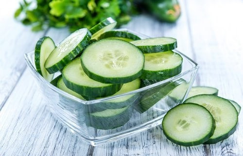 Dưa chuột còn rất giàu vitamin K. Một cốc dưa chuột thái lát có khoảng 19% giá trị vitamin K được khuyến nghị hằng ngày. Cơ thể cần vitamin K để hình thành các protein cần thiết để tạo xương và mô khỏe mạnh, giúp đông máu
