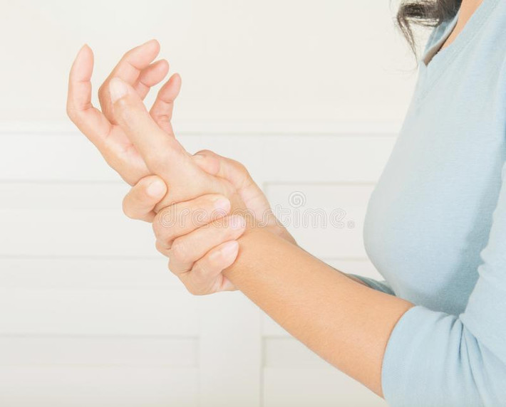 - Đau cơ: Bạn có thể cảm thấy khó leo cầu thang hoặc mệt mỏi khi đi bộ dù quãng đường ngắn. Ảnh: DC.