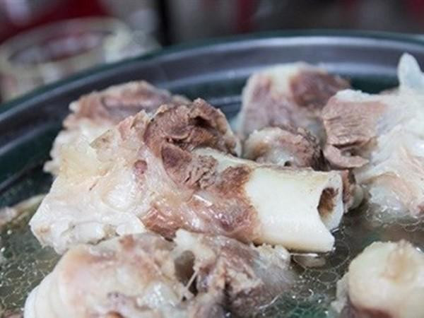 Để ý kỹ một chút, nếu như nấu thêm một khoảng thời gian nữa sẽ lại thấy bọt trắng tiếp tục xuất hiện. Sau khi những tạp chất, cặn bẩn đã trôi ra ngoài thì đây chính là bọt khí chứa đạm, chất béo và các thành phần dinh dưỡng khác của xương. Lúc này bạn đừng vội bỏ chúng đi để tránh lãng phí nhé!