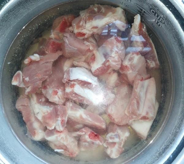 Chị em cũng có thể cho thêm gừng, hành tím nướng vào nồi ninh, như vậy sẽ giúp khử bớt mùi tanh của xương, tạo vị thơm đậm đà.