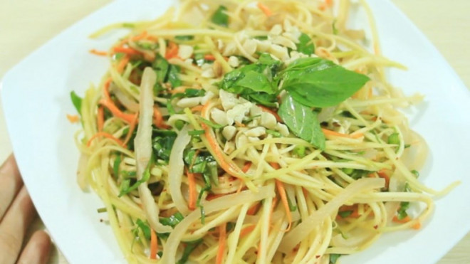 Gỏi xoài da heo: Lại 1 món gỏi da heo nữa cũng vô cùng hấp dẫn đó là món gỏi xoài da heo. Với các nguyên liệu vô cùng dễ tìm bạn có thể dễ dàng thực hiện tại nhà để đổi vị cho bữa ăn hằng ngày. Với món gỏi sau khi hoàn tất sẽ có giòn ngon, lạ miệng với vị chua chua, thơm thơm của xoài và rau thơm cộng thêm độ dai giòn của da heo cùng nước pha đậm đà thật hấp dẫn và ngon miệng.
