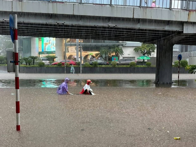 Nhiều phương tiện giao thông bị chìm nghỉm sâu trong nước. Người dân vật vã tìm lối về nhà sau ngày làm việc mưa gió. 556999319-122167997942425635-282985404365121815-n.jpg