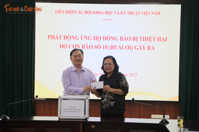 Chủ tịch VUSTA Phan Xuân Dũng tiếp nhận số tiền ủng hộ từ các hội thành viên dành cho đồng bào chịu thiệt hại do bão số 10. kto-tl_img-3812.jpg