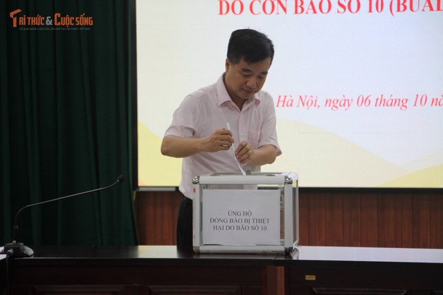 Ông Nguyễn Quyết Chiến, Tổng Thư ký VUSTA ủng hộ đồng bào bị thiệt hại do bão số 10. kto-tl_img-3826.jpg