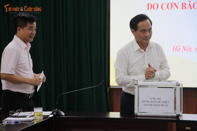 TS Phạm Ngọc Linh, Phó Chủ tịch VUSTA ủng hộ đồng bào bị thiệt hại do bão số 10. kto-tl_img-3824.jpg