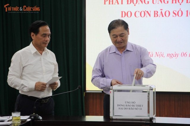 Chủ tịch Phan Xuân Dũng trực tiếp ủng hộ, sẻ chia những khó khăn của Nhân dân vùng lũ lụt. kto-tl_img-3819.jpg