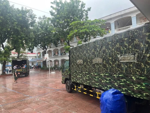 Do khu vực phường Phú Diễn ngập sâu nên lực lượng quân đội đã điều động xe chuyên dụng đến phục vụ việc đón học sinh tại Trường THCS Cổ Nhuế 2. 556586656-1129177466084790-2313450482746464939-n.jpg
