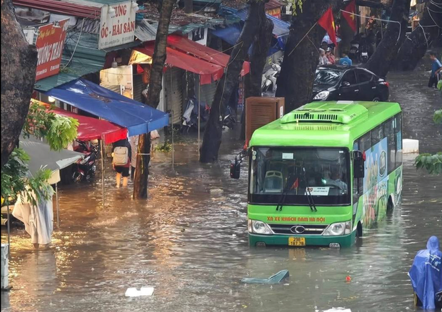 Nhiều người lựa chọn phương tiện giao thông công cộng để vượt "biển nước", nhưng cũng không hề thuận lợi. anh-chup-man-hinh-2025-09-30-luc-171051.png