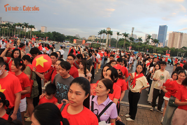 Người dân xếp hàng vào khu vực kiểm soát vé. kto-tl_img-3157.jpg