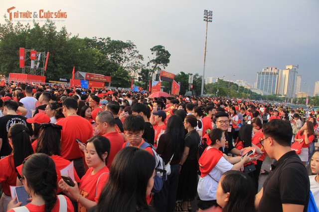 Hàng nghìn người đã có mặt tại khu vực kiểm soát vé để sẵn sàng "đu" concert quốc gia. kto-tl_img-3123.jpg