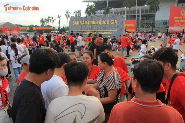 Bên cạnh những chiếc vé miễn phí do Ban Tổ chức phát ra, tại khu vực sân Mỹ Đình vẫn diễn ra tình trạng "phe vé" với giá khoảng chừng 1,3 triệu/cặp vé. kto-tl_img-3139.jpg