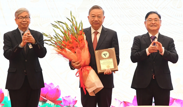 Liên hiệp các Hội Khoa học và Kỹ thuật Việt Nam tặng hoa và biểu trưng cho GS.TS, Tổng Bí thư Tô Lâm. anh-chup-man-hinh-2025-09-19-luc-223000.png