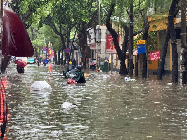 Trong biển nước, nhiều người bất lực vì mãi chưa tìm được đường về nhà. 557340763-2859867437547591-1018133880181836682-n.jpg