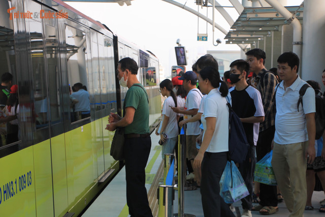 Do đã được khuyến cáo ưu tiên sử dụng phương tiện giao thông công cộng nên nhiều người dân Thủ đô lựa chọn tuyến metro. kto-tl_img-2376.jpg