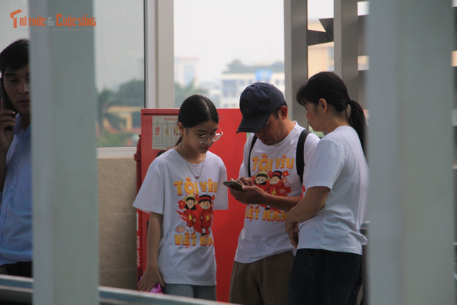 Cuối buổi chiều 21/8, lượng khách tham gia tuyến đường sắt đô thị Nhổn - Ga Hà Nội bất ngờ tăng cao do nhu cầu di chuyển về trung tâm thành phố Hà Nội để tham dự lễ hợp luyện diễu hành diễu binh. kto-tl_img-2369.jpg