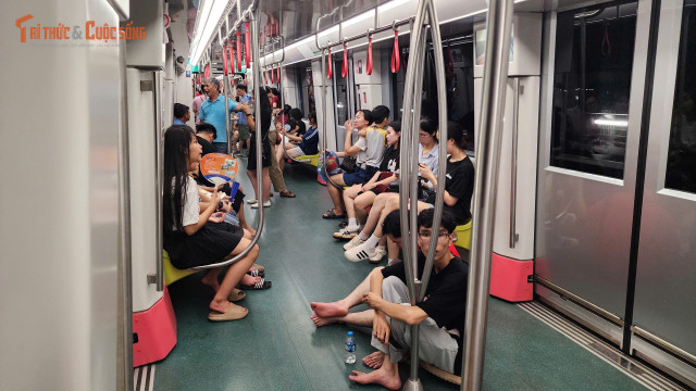 Nhiều thanh niên mệt mỏi trên chuyến tàu về nhà sau khi trải nghiệm lễ hợp luyện diễu binh, diễu hành. kto-tl_948d929bbd1e35406c0f.jpg