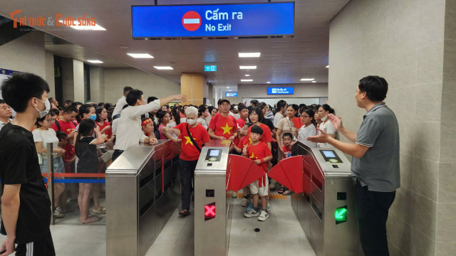 Mệt mỏi sau khi chen lấn mua tàu, ông Nguyễn Văn Chất (phường Xuân Phương, Hà Nội) cho biết, bên quản lý, vận hành đường sắt trên cao nên có phương án chuẩn bị trước khi bán vé cho người dân vào những dịp đông đúc này. Có chăng nên bố trí người hướng dẫn xếp hàng hoặc tăng cường thêm nhân viên bán vé. kto-tl_920c295d06d88e86d7c9.jpg
